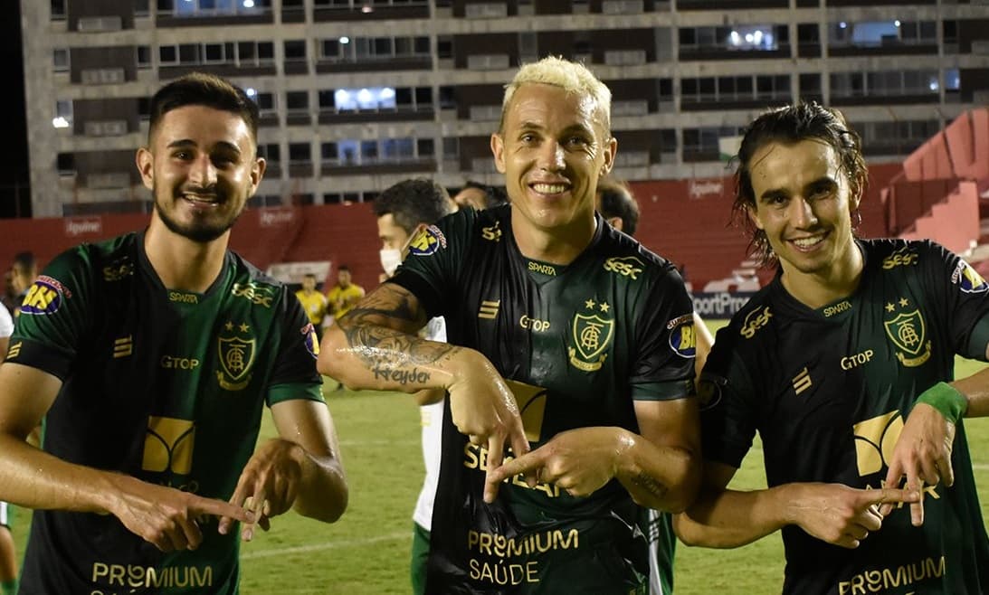 Atletas do América-MG celebram retorno à Série A