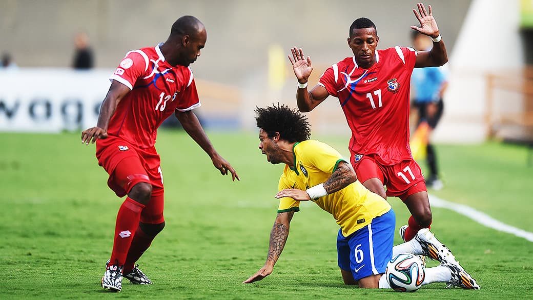 Marcelo sofre falta durante o amistoso contra o Panamá, em Goiânia