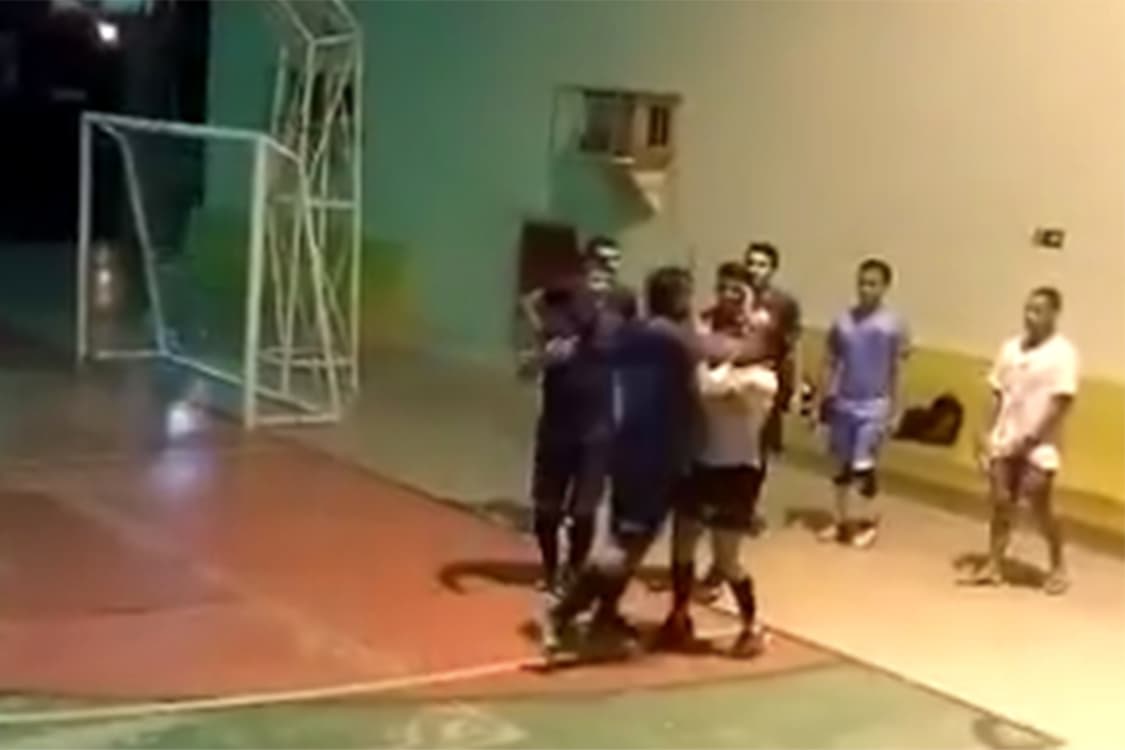 Árbitra sendo agredida num jogo de futsal universitário em Parnaíba, no Piauí.