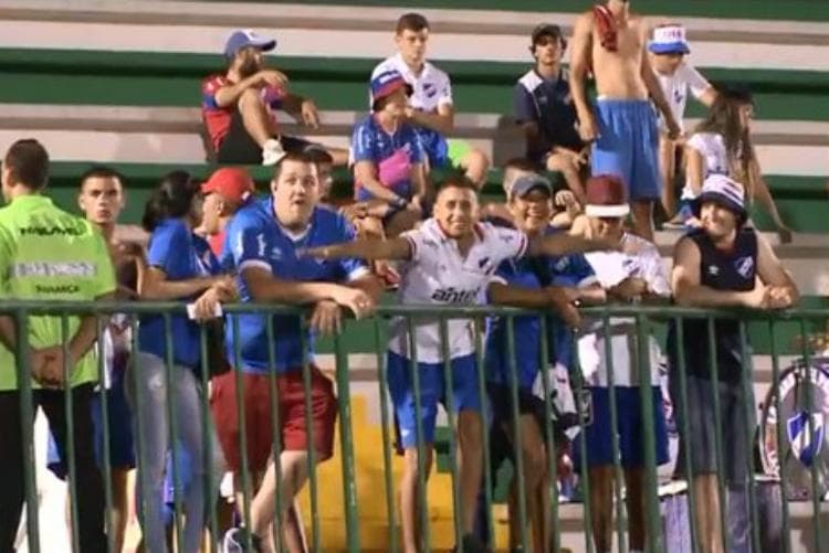 Torcedores do Nacional imitaram avião caindo em alusão à acidente de 2016