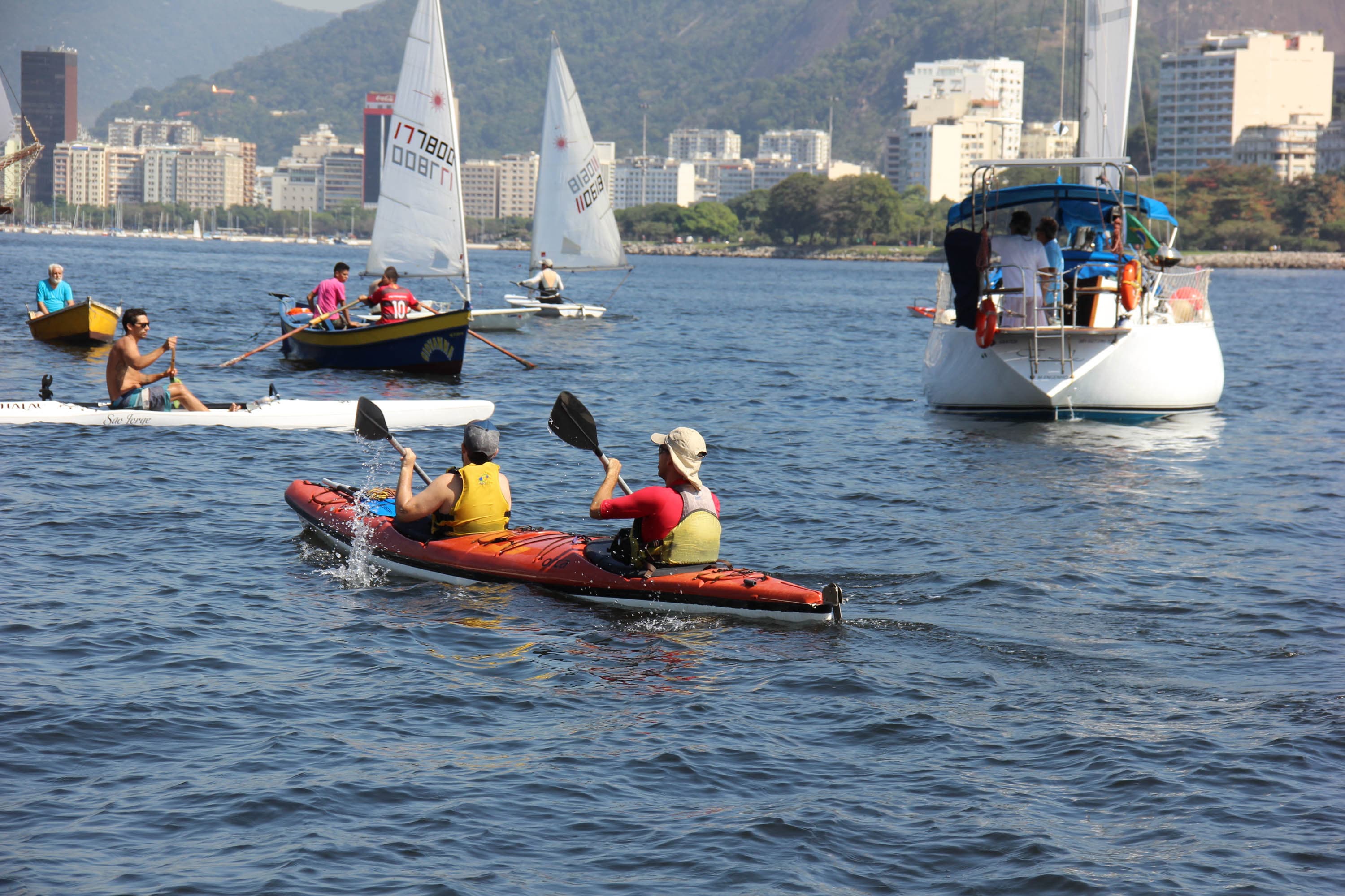 Velejadores, barqueiros e pescadores protestaram contra a sujeira na Baía de Guanabara