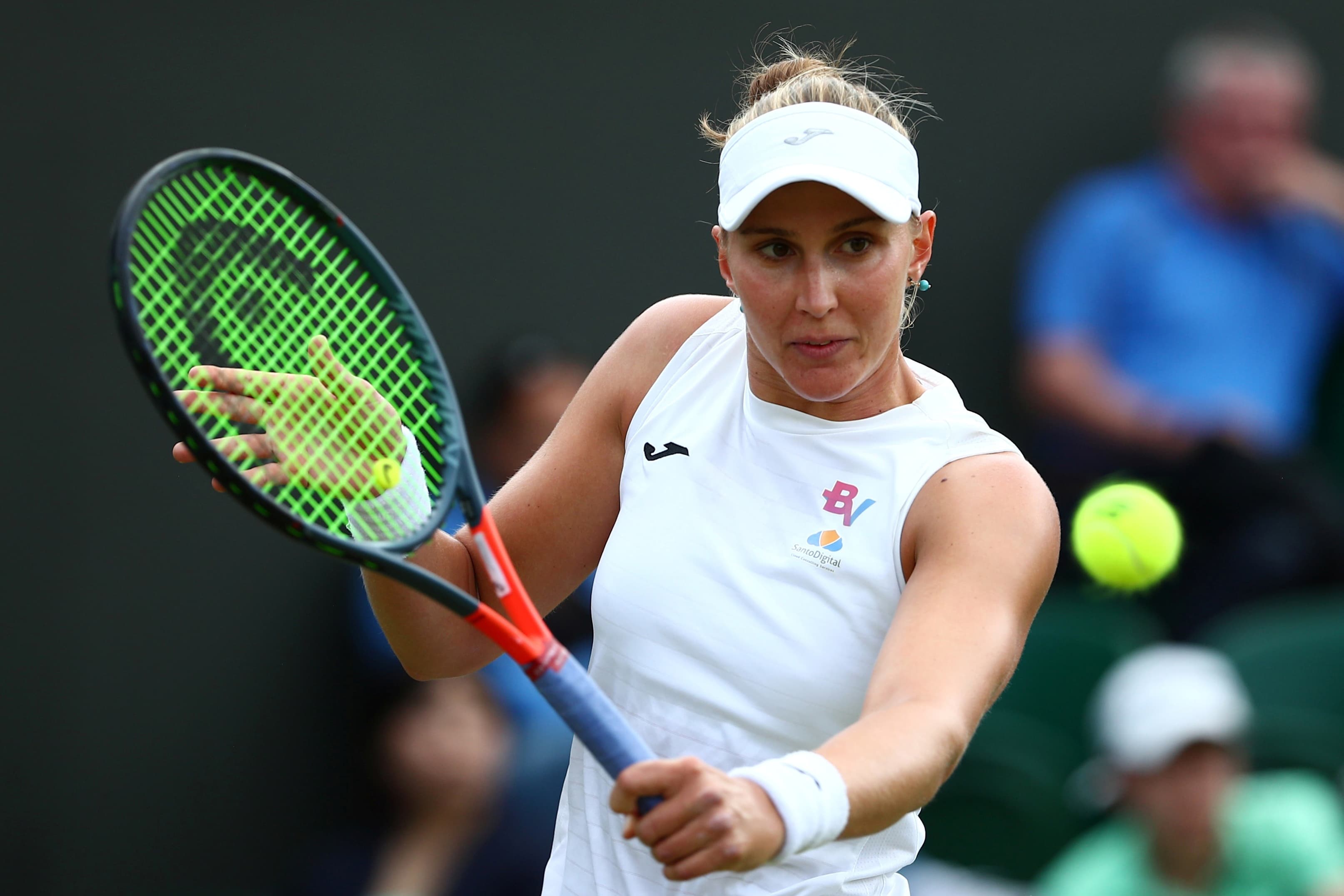 A tenista brasileira Bia Haddad Maia, em ação na primeira rodada do torneio de Wimbledon de 2019