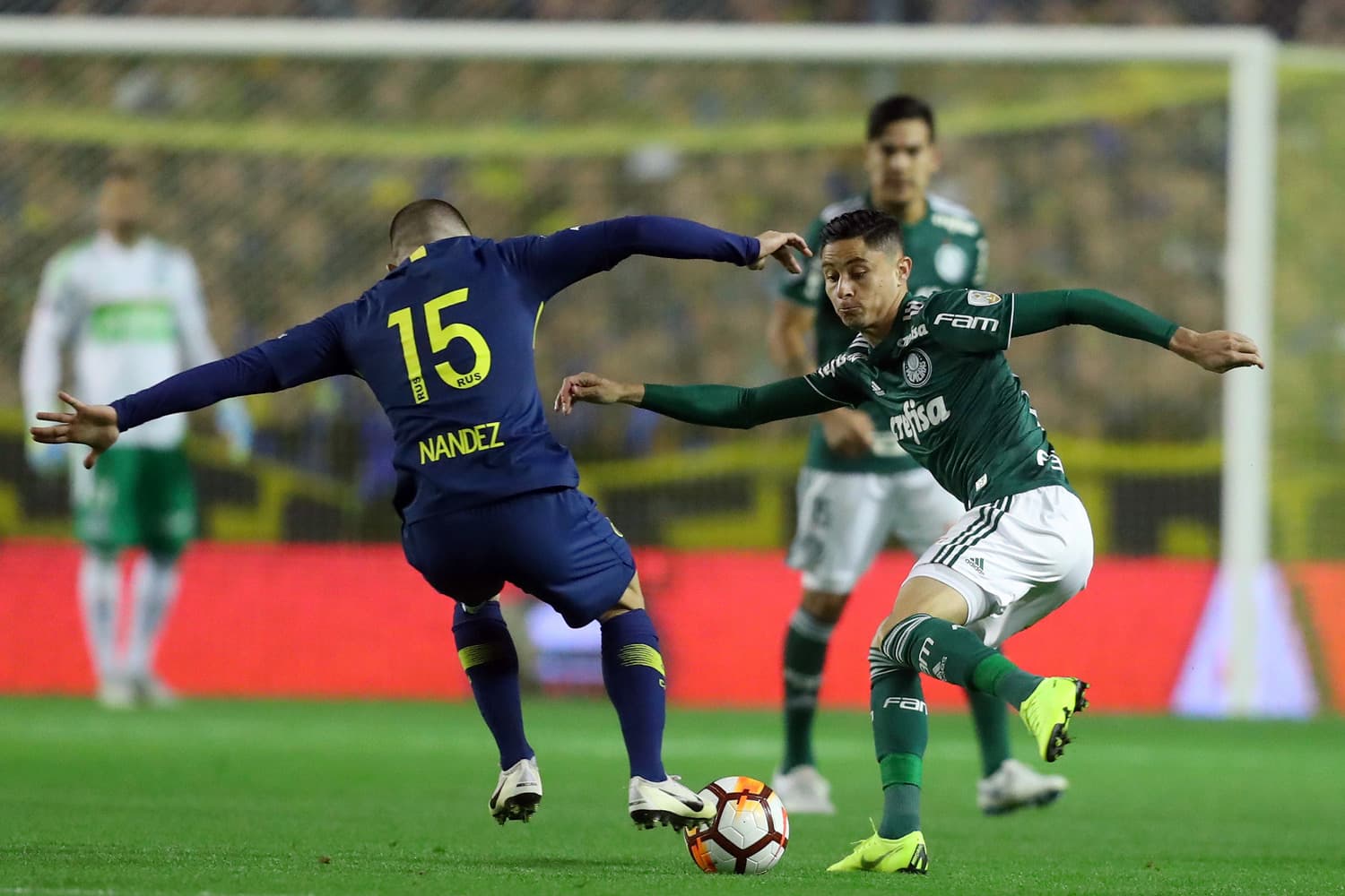Diogo Barbosa, do Palmeiras, disputa bola com Nahitan Nández, do Boca Juniors, durante partida válida pela Copa Libertadores da América - 24/10/2018