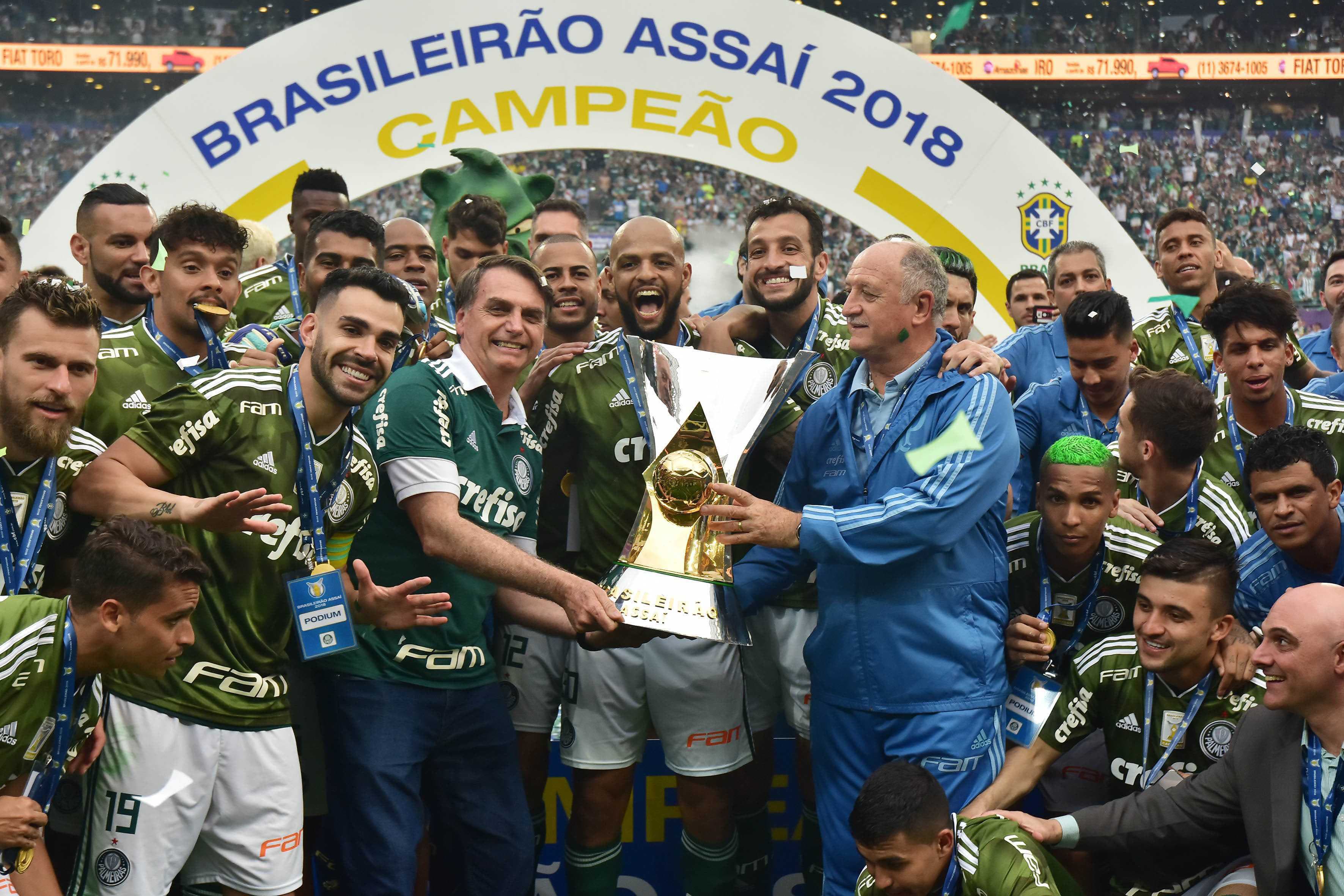 Jogadores do Palmeiras comemoram o titulo do decacampeonato Brasileiro junto com o presidente eleito Jair Bolsonaro, no Allianz Parque – 02/12/2018