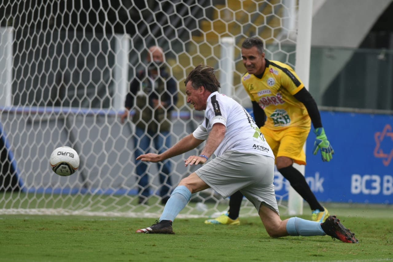 Jair Bolsonaro marcou um gol na Vila Belmiro em amistoso beneficente