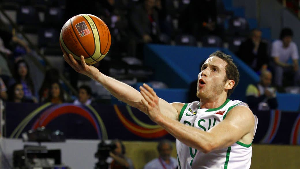 O brasileiro Marcelo Huertas durante a semi-final do Campeonato Pré-Olímpico das Américas, na Argentina
