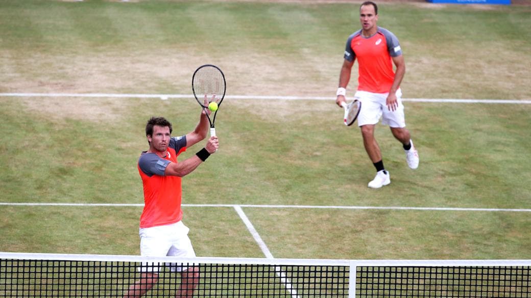 Bruno Soares (ao fundo) e Alexander Peya no torneio de Wimbledon de 2014