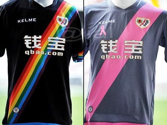 Camisas reservas do Rayo Vallecano, da Espanha, apoiam a luta dos homossexuais e as campanhas de prevenção ao câncer de mama