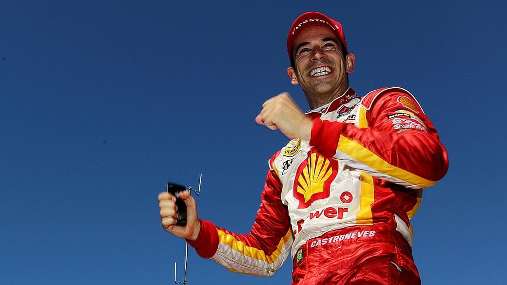 O piloto brasileiro Helio Castroneves comemora a vitória na Flórida, Estados Unidos
