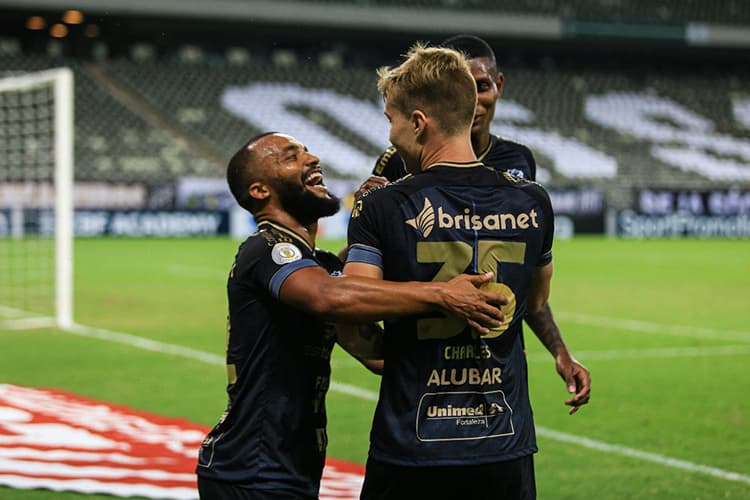 Jogadores do Ceará comemoram gol sobre o Flamengo pelo Campeonato Brasileiro, neste domingo –