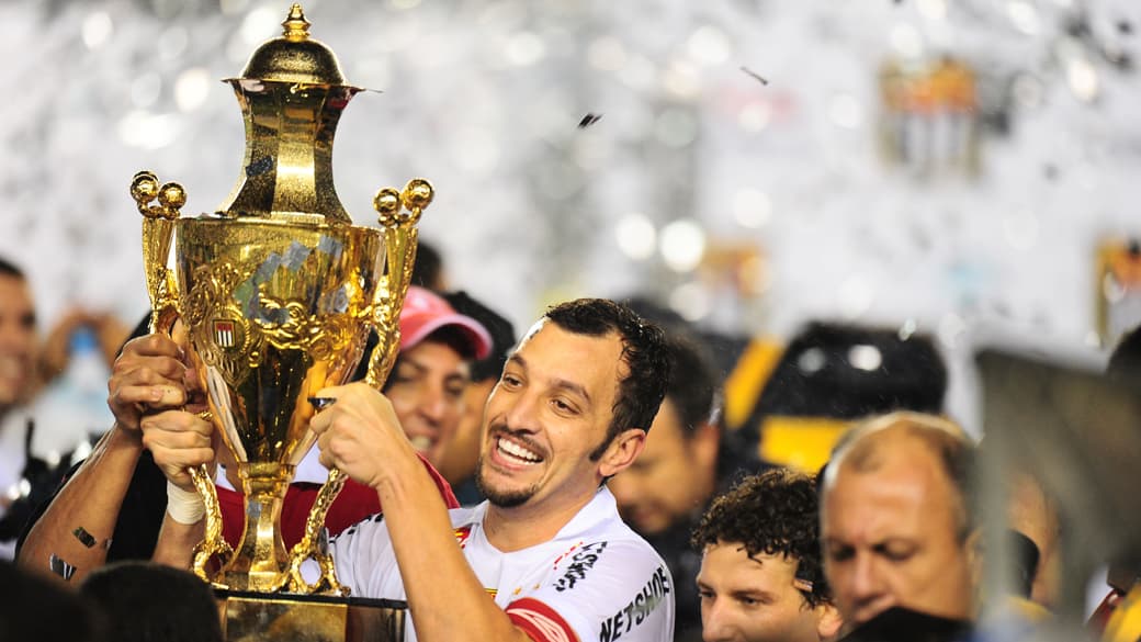 Antes de defender o Corinthians, Edu Dracena jogou pelo Santos (nesta imagem, ele segura a taça de Campeão Paulista de 2011)