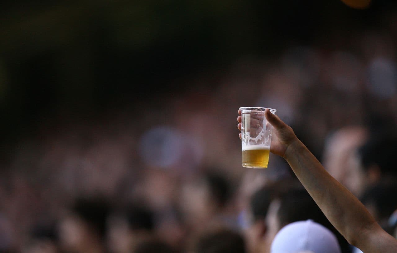 ATLETICO X SAO PAULO / ESPORTE / Curitiba, 18/05/2008. / Torcedor atleticano com cerveja dentro do estádio durante jogo entre Atletico Paranaense e São Paulo no estádio da Arena da Baixada em Curitiba, válido pelo Campeonato Brasileiro 2008./ Foto: Rodolfo BUHRER
