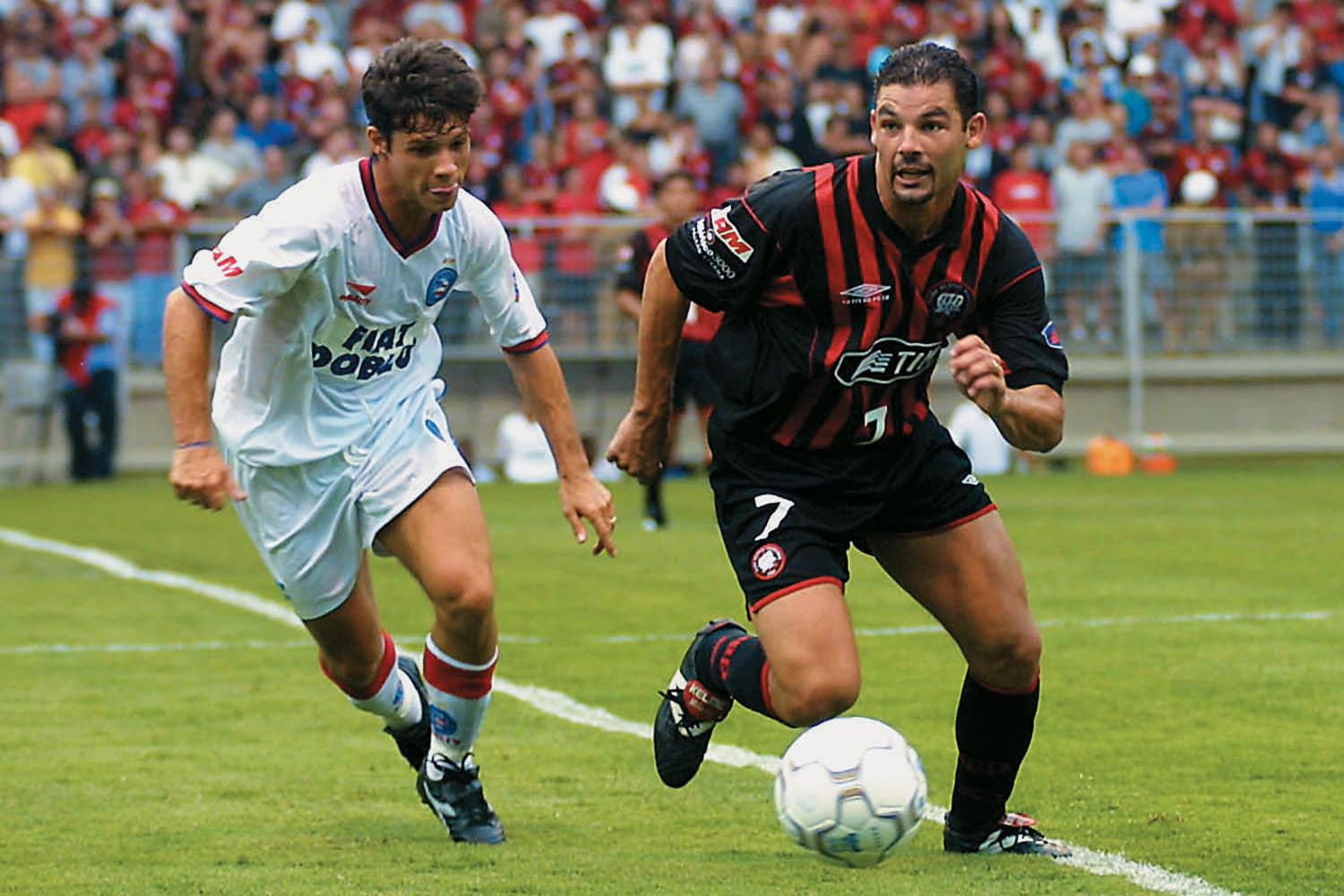 Cocito, do Atlético Paranaense, disputando lance com jogador do Bahia, durante jogo do Campeonato Brasileiro de Futebol, no Estádio Arena da Baixada.