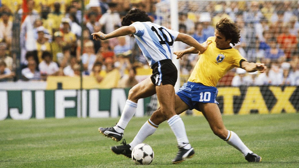 Diego Maradona, da Argentina, disputando lance com Zico, do Brasil, durante jogo da Copa do Mundo de Futebol, no Estádio Sarriá