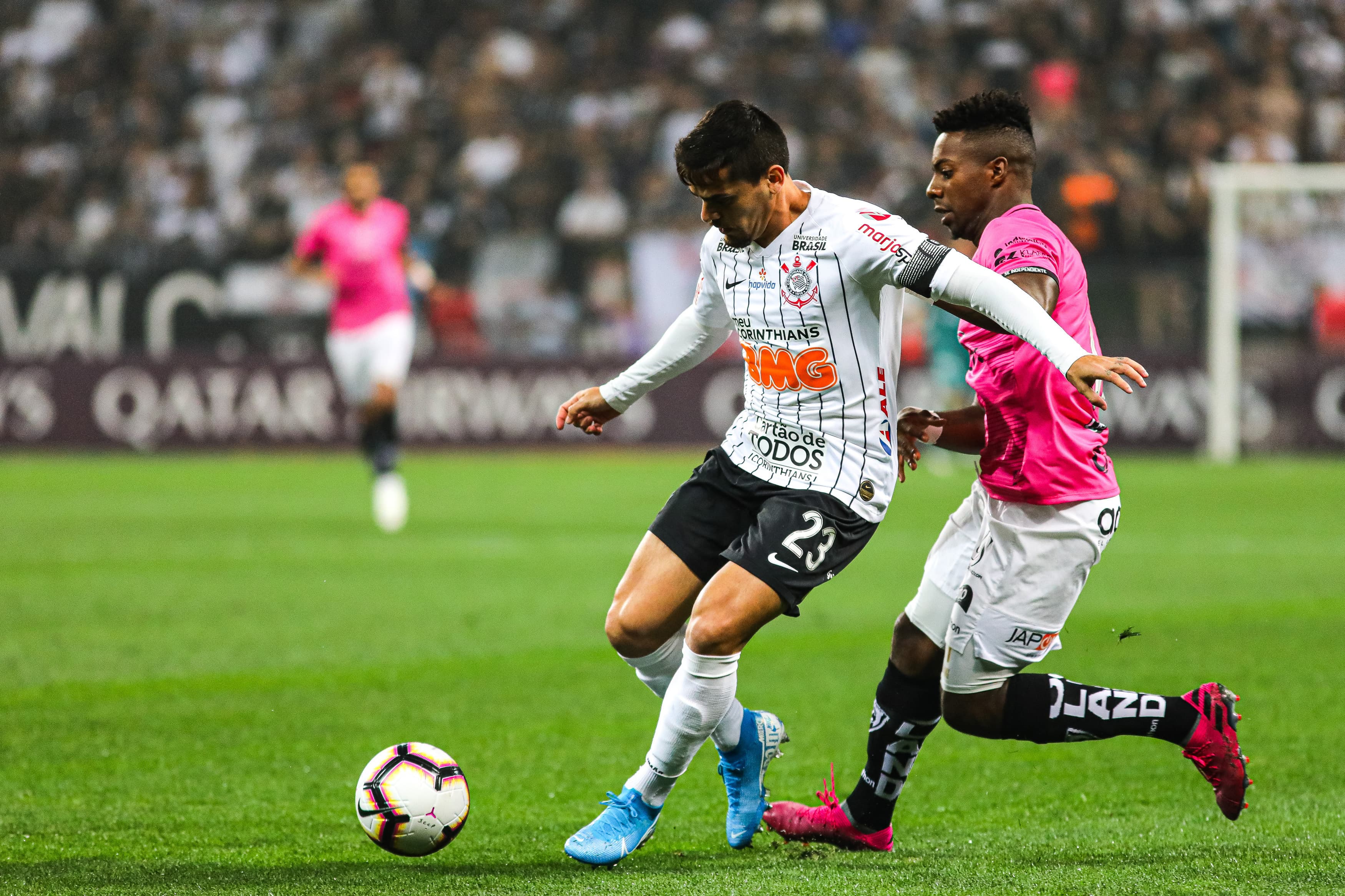Fagner (esq.) e Dajome, durante partida entre Corinthians e Independiente del Valle-EQU, válida pelo primeiro jogo da semifinal da Copa Sul-Americana 2019, realizada na Arena Corinthians, nesta quarta-feira, 18