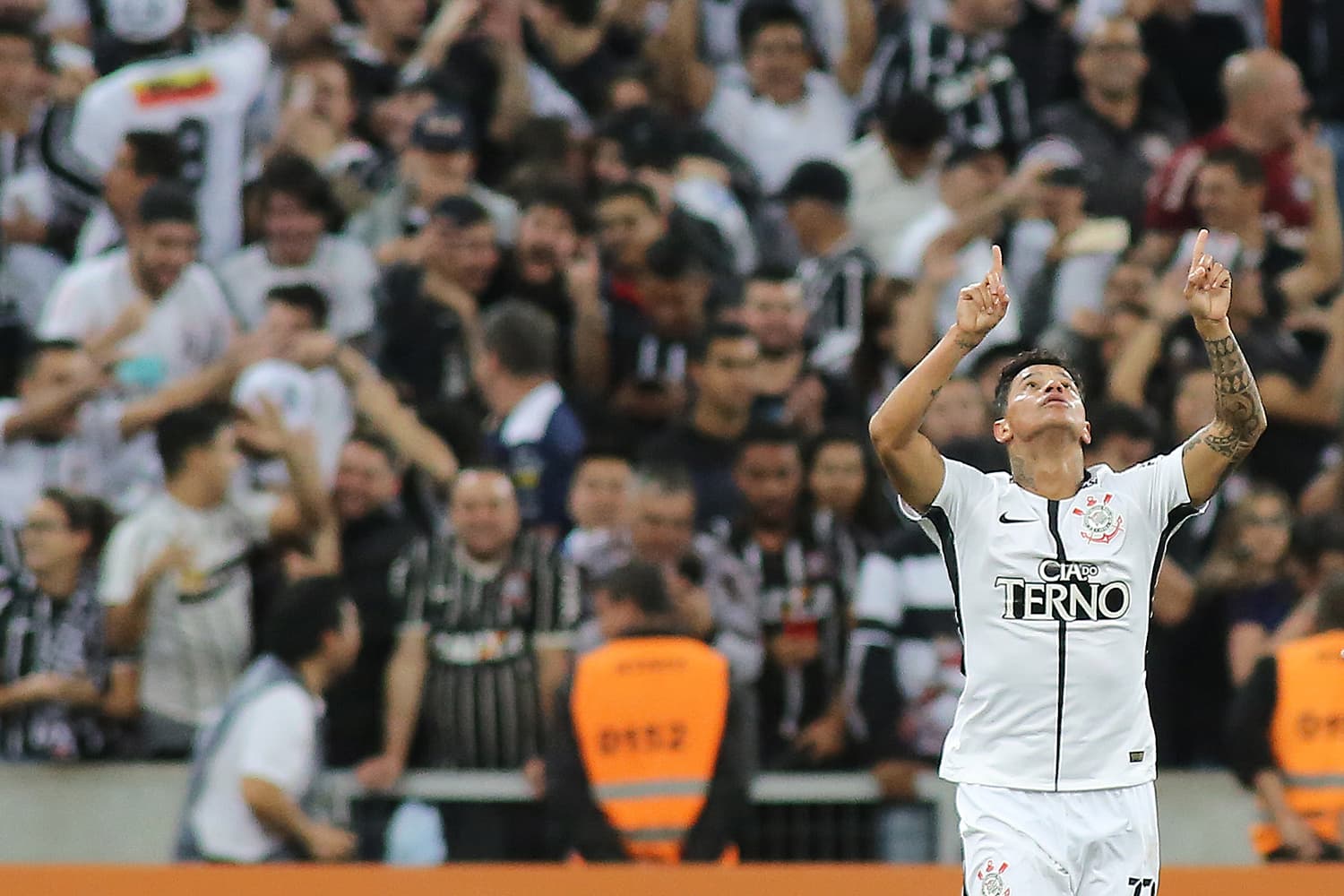 Giovanni Augusto, do Corinthians, comemora gol contra o Atlético-PR, pelo Campeonato Brasileiro, em Curitiba
