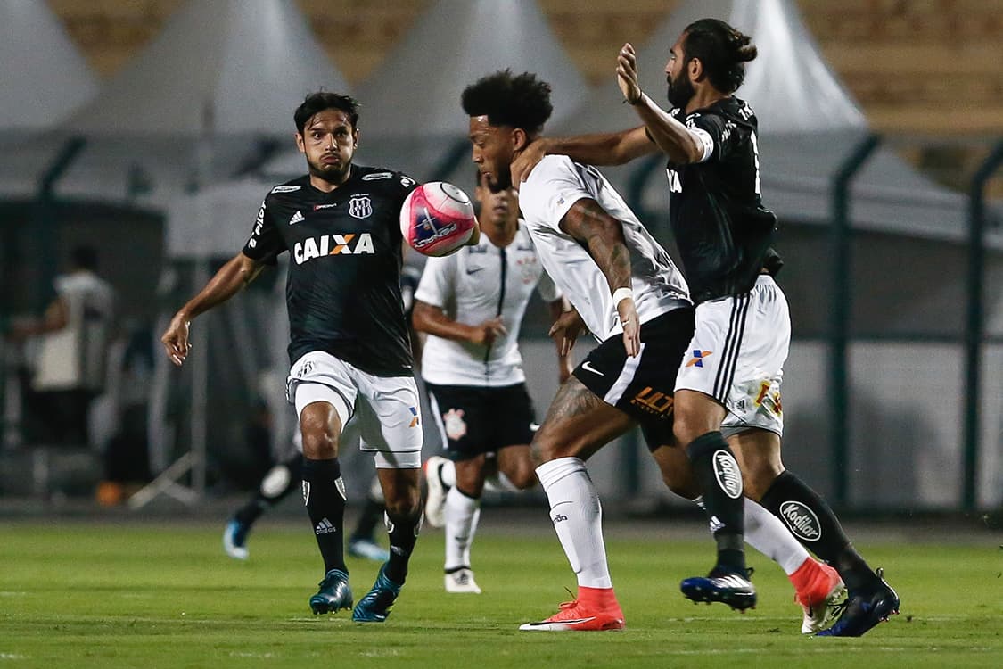 Lance na partida entre Corinthians e Ponte Preta, pelo Campeonato Paulista, no Pacaembu