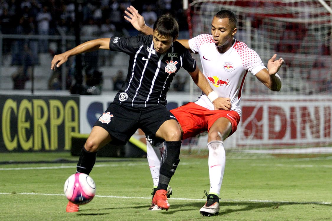 Disputa de bola na partida entre Corinthians e Red Bull Brasil, pelo Campeonato Paulista, em Campinas