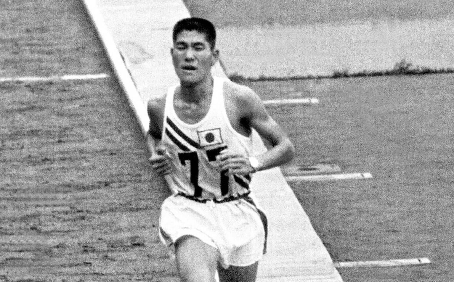 Kokichi Tsuburaya na pista do estádio olímpico, em 1964: a prata perdida na frente do público japonês