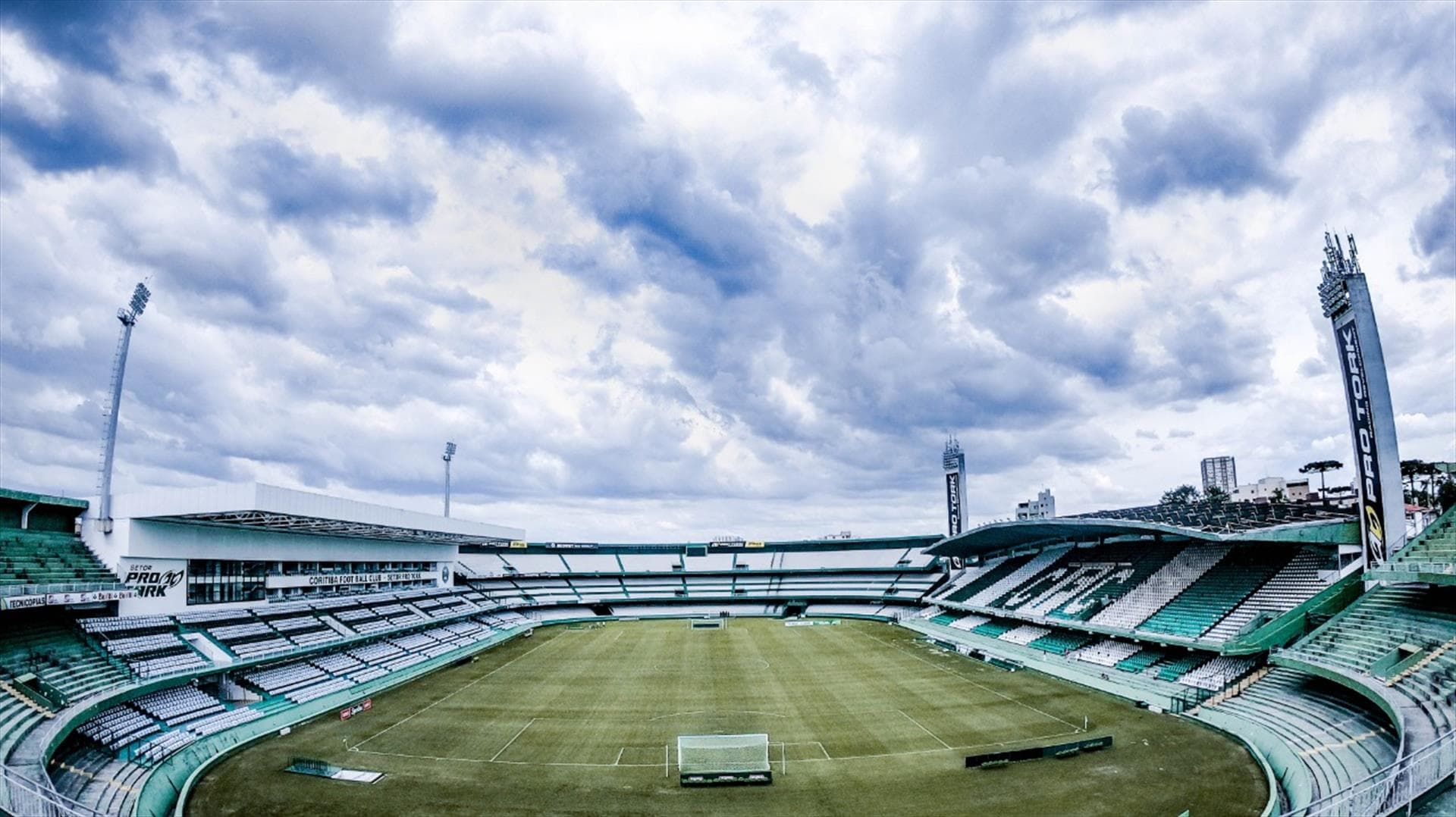 O estádio Couto Pereira, do Coritiba, estará assim, vazio, para o clássico deste domingo contra o Athletico pelo Campeonato Paranaense