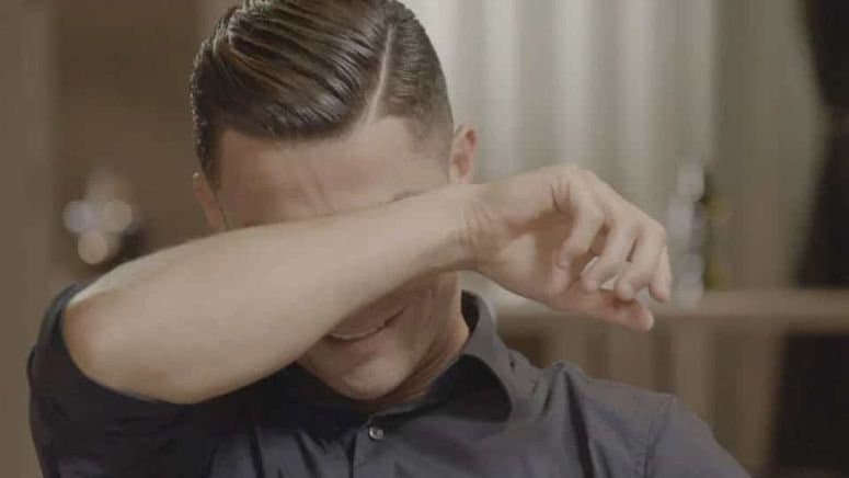 Cristiano Ronaldo chora ao ver um vídeo do pai, morto em 2005