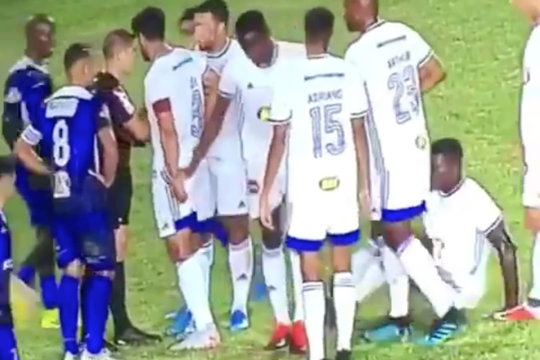 Jogadores do Cruzeiro tentam enganar o árbitro durante jogo da Copa do Brasil
