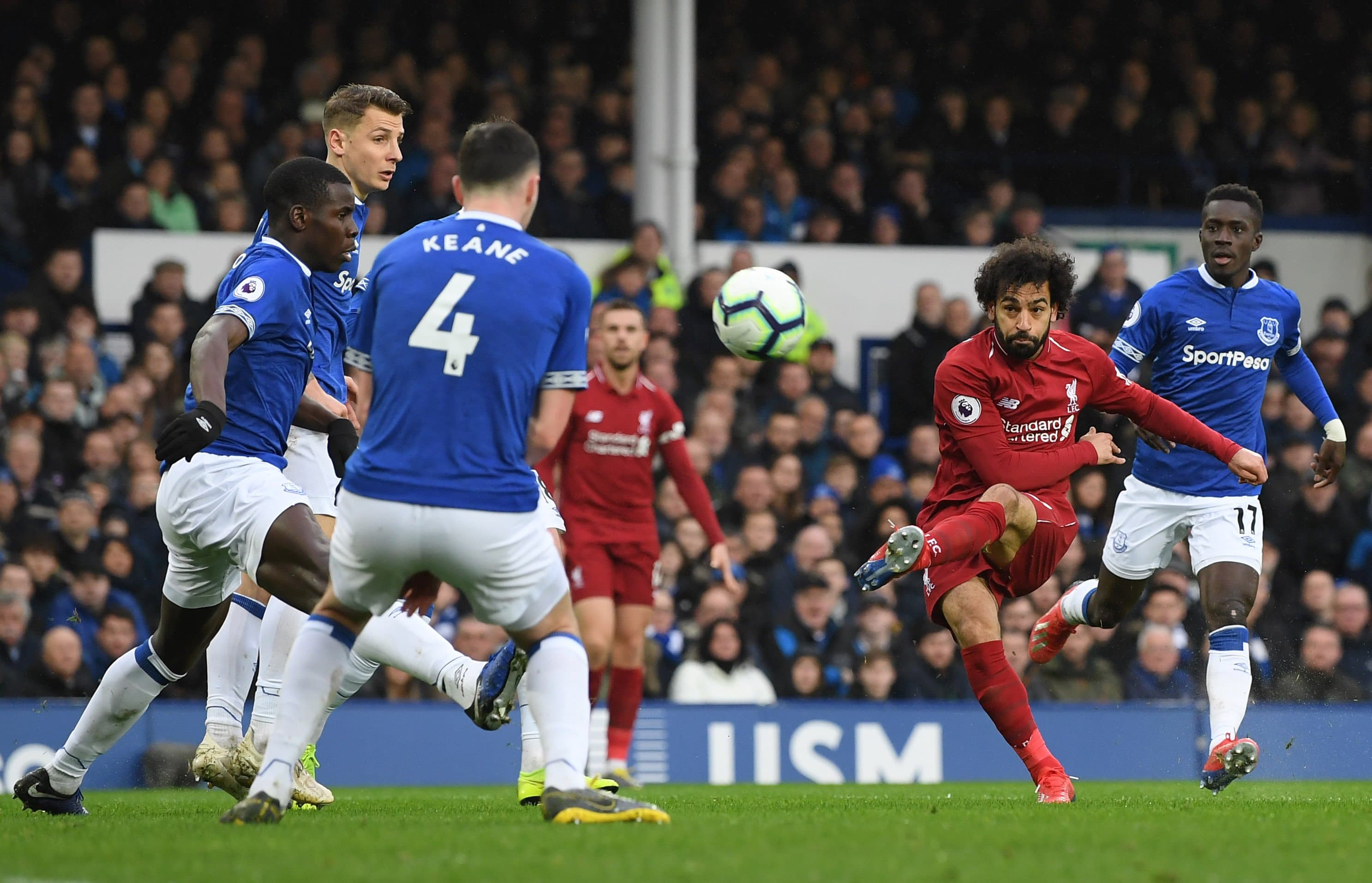 O atacante Salah, do Liverpool, tenta chute a gol no clássico contra o Everton