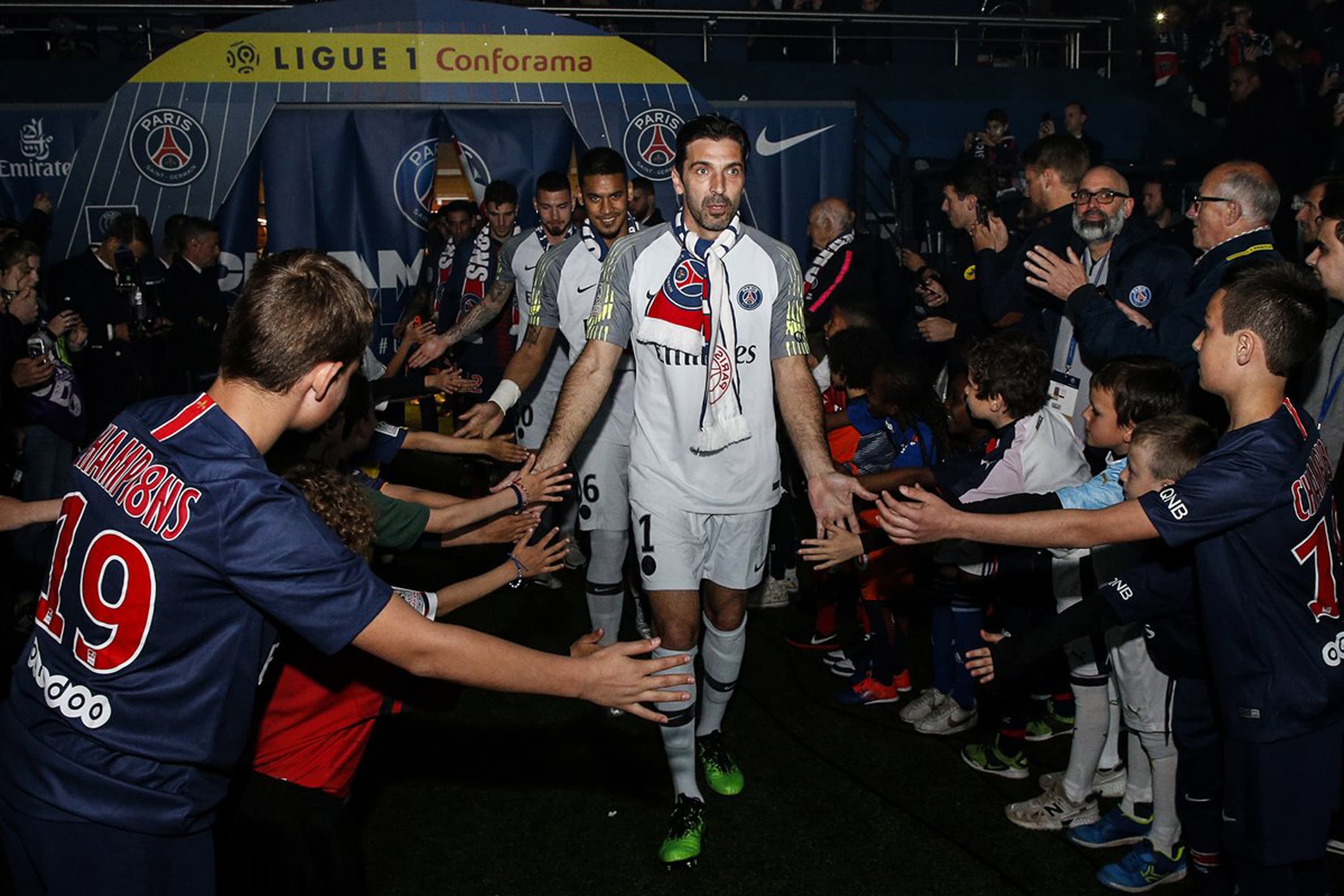 Goleiro Gianluigi Buffon se despedindo do Paris Saint-Germain