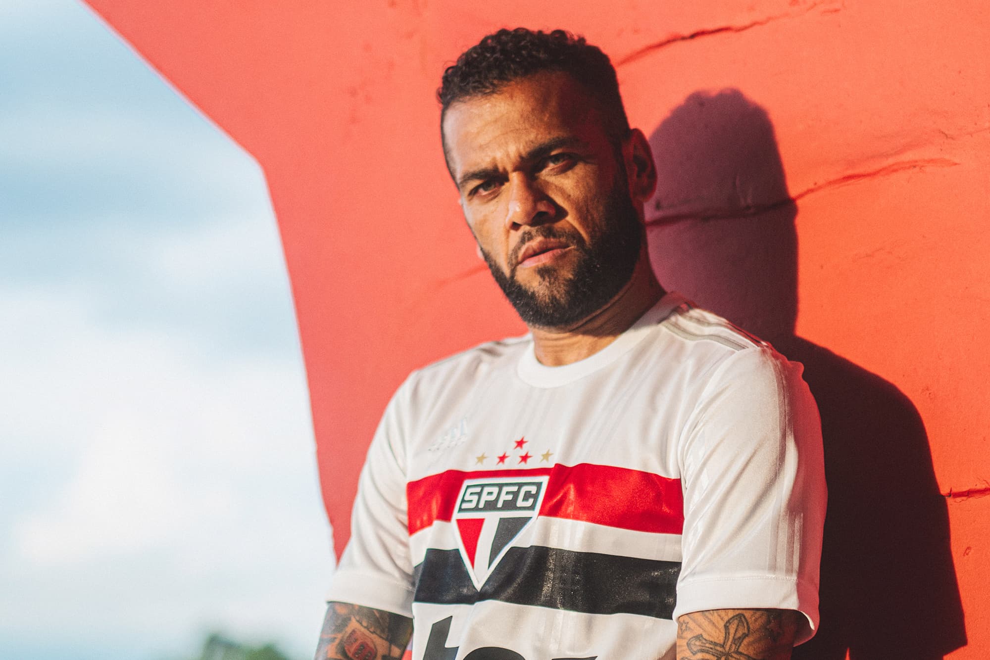 De camisa nova, Daniel Alves terá que conduzir o Tricolor a uma vitória pela sobrevivência na Libertadores