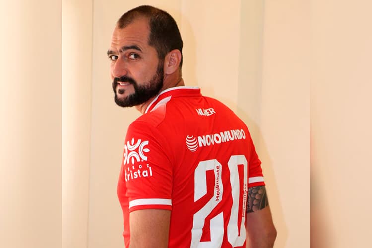 O jogador Danilo é contratado pelo clube Vila Nova