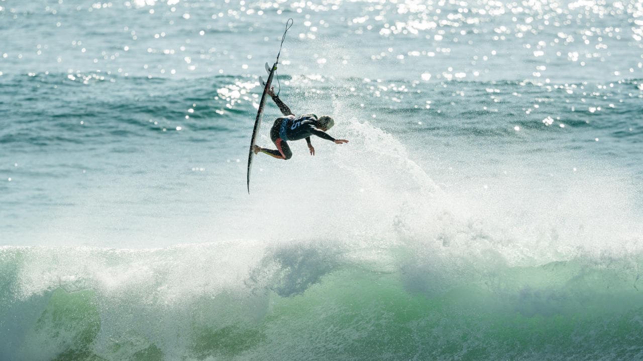 O brasileiro Ítalo Ferreira durante a etapa de Portugal do circuito mundial de surfe