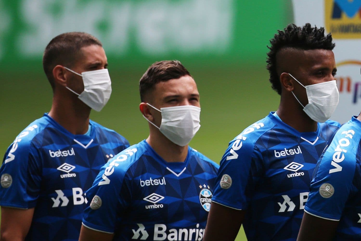 Jogadores do Grêmio usaram máscaras em protesto à manutenção do Campeonato Gaúcho em meio à crise do coronavírus