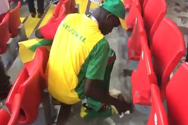 Torcedores do Senegal recolhem lixo no Estádio Spartak após partida contra a Polônia - 19/06/2018