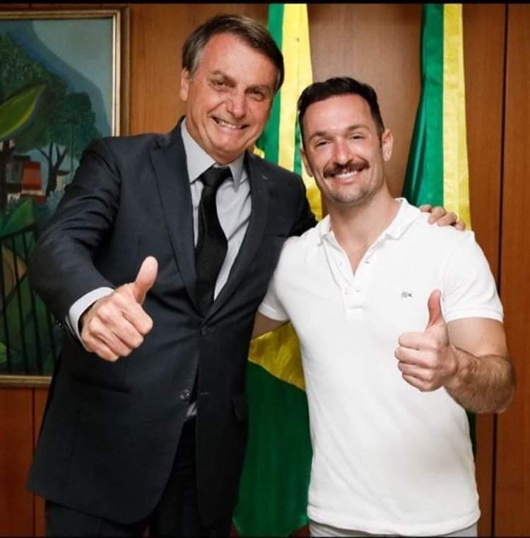 O atleta olímpico Diego Hypolito ao lado do presidente da República Jair Bolsonaro