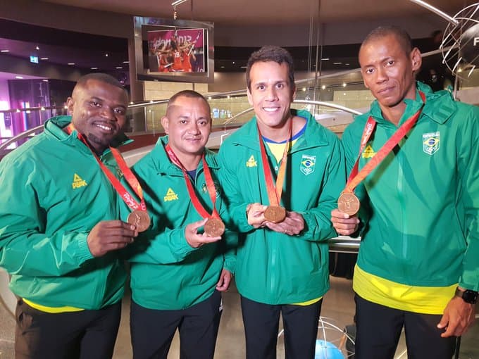 Bruno Lins, José Carlos Moreira, Sandro Viana e Vicente Lenilson recebem, em 2019, medalha de bronze de revezamento 4x100m dos Jogos Olímpicos de Pequim – 31/10/2019