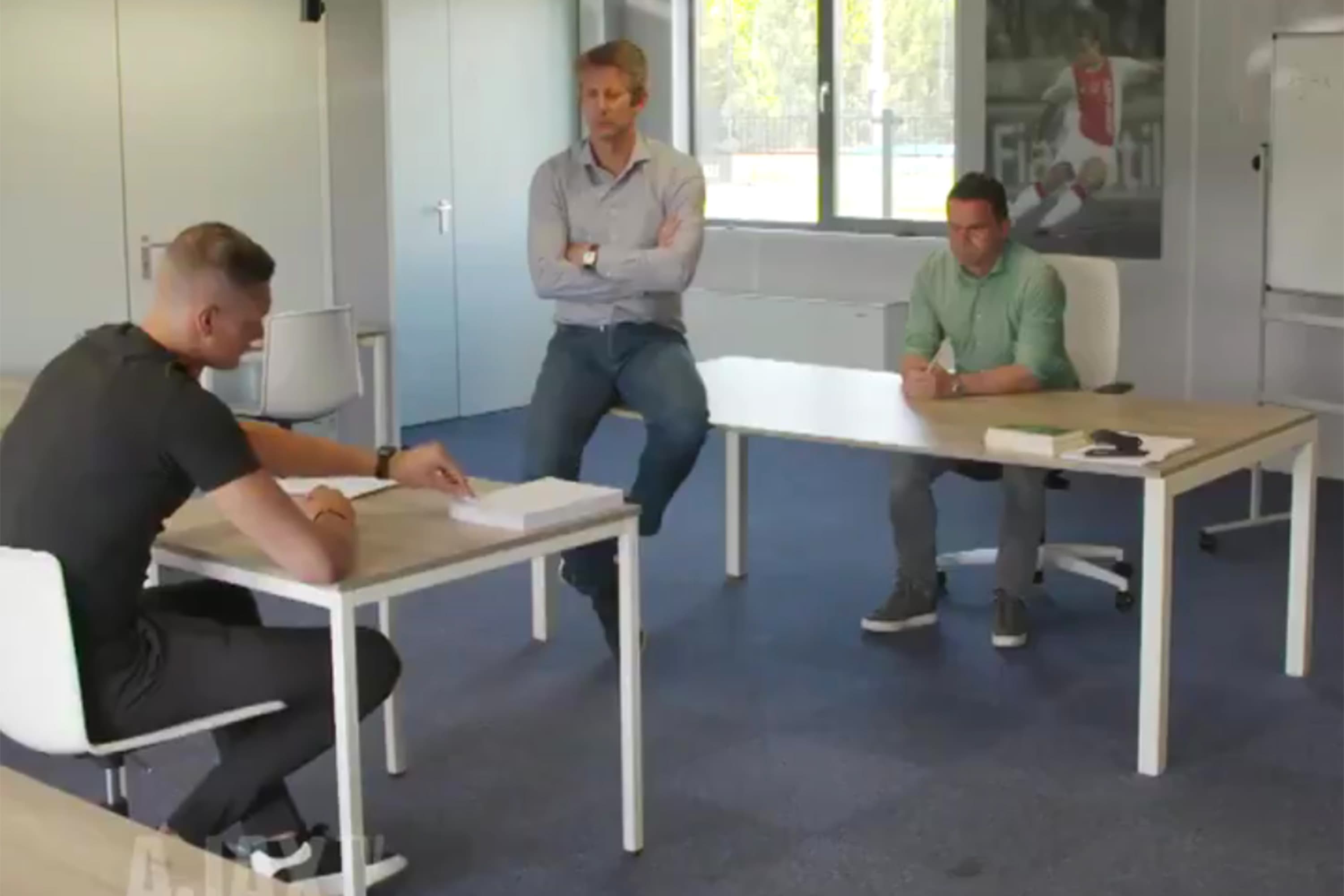 Overmars, diretores do Ajax dão lição a novo goleiro Kjell Scherpen torcedor do Feyenoord