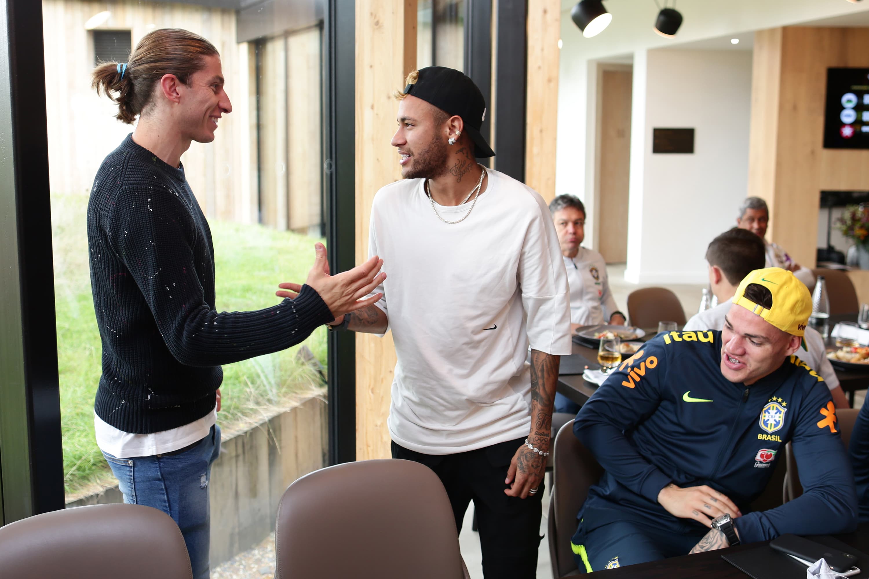 Neymar cumprimenta Filipe Luís na chegada dos jogadores da seleção brasileiro ao CT do Tottenham em Londres