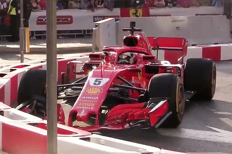 Sebastian Vettel bateu a sua Ferrari em Milão, durante uma exibição para promover o GP da Itália de Fórmula 1