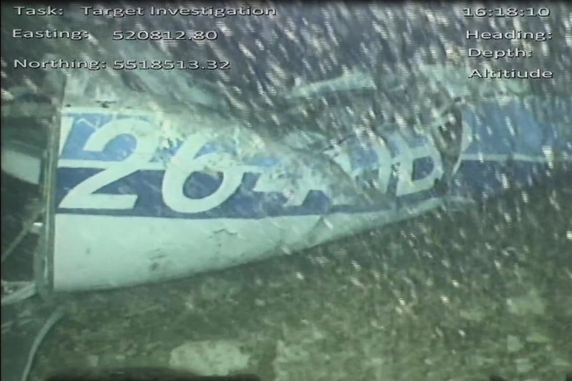 A Agência de Investigação de Acidentes Aéreos (AAIB) divulga imagem de destroços da aeronave no fundo do Canal da Mancha que transportava o jogador Emiliano Sala e o piloto David Ibbotson – 04/02/2019