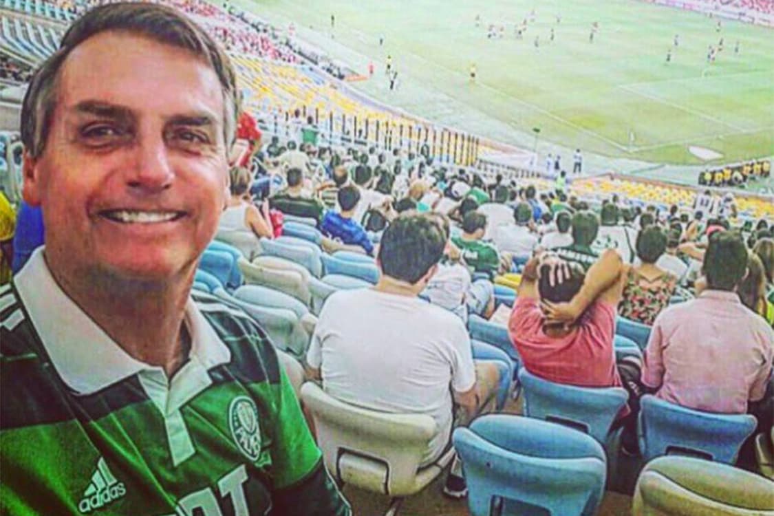 O presidente eleito Jair Bolsonaro assiste a um jogo do Palmeiras no estádio do Maracanã, no Rio de Janeiro