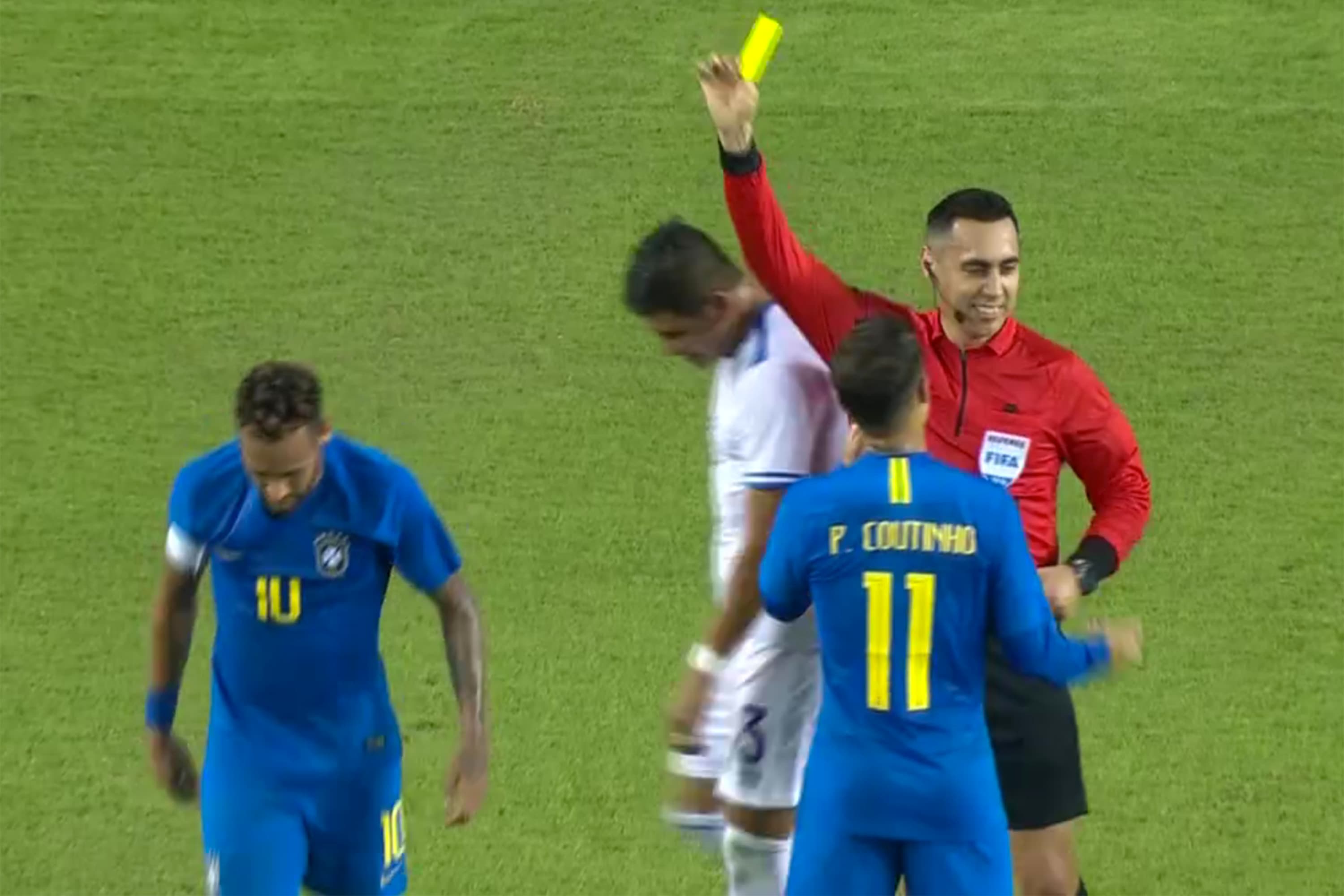 Neymar leva cartão amarelo após simulação no amistoso contra El Salvador, nos Estados Unidos