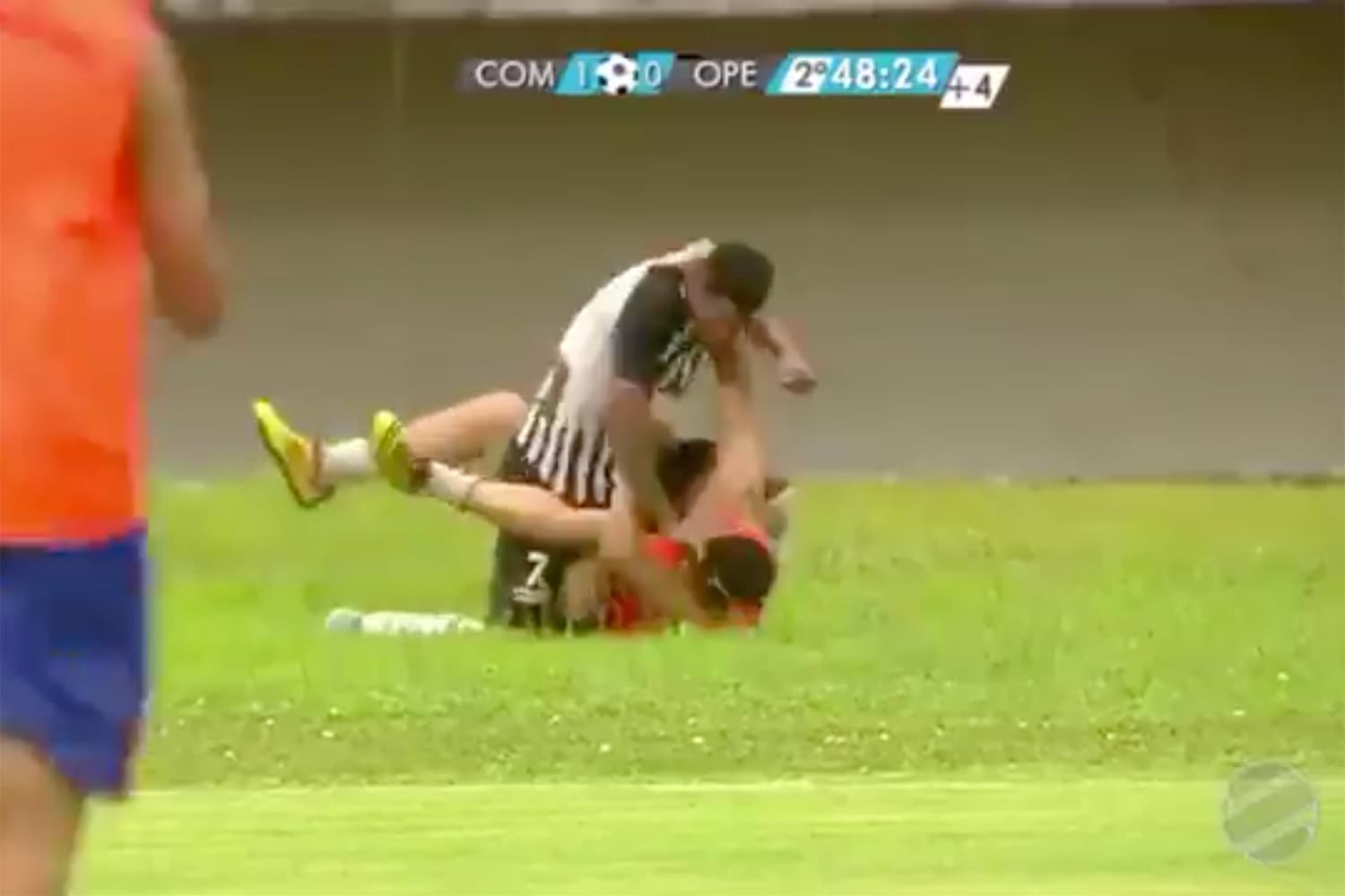 Briga entre atacante e gandula na partida entre Operário e Comercial
