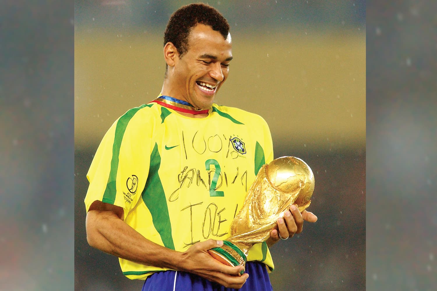 Cafu, capitão do Brasil, ergue a Taça da Fifa, após vitória no jogo contra a Alemanha na final do torneio mundial, no Estádio de Yokohama – 30/06/2002