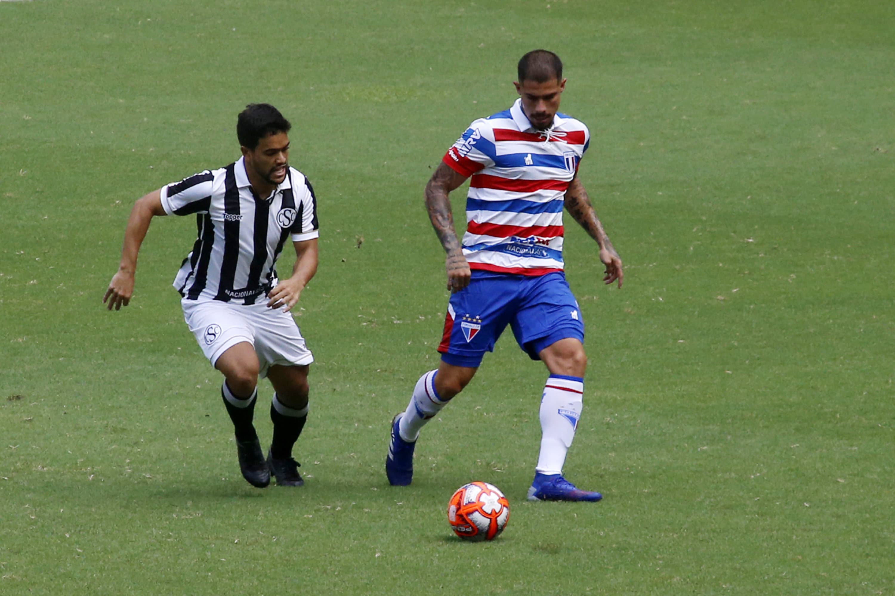 Os jogadores Felipe Baxola e Felipe durante a partida entre Fortaleza e Ceará, válida pelo Campeonato Cearense na Arena Castelão, em Fortaleza (CE)
