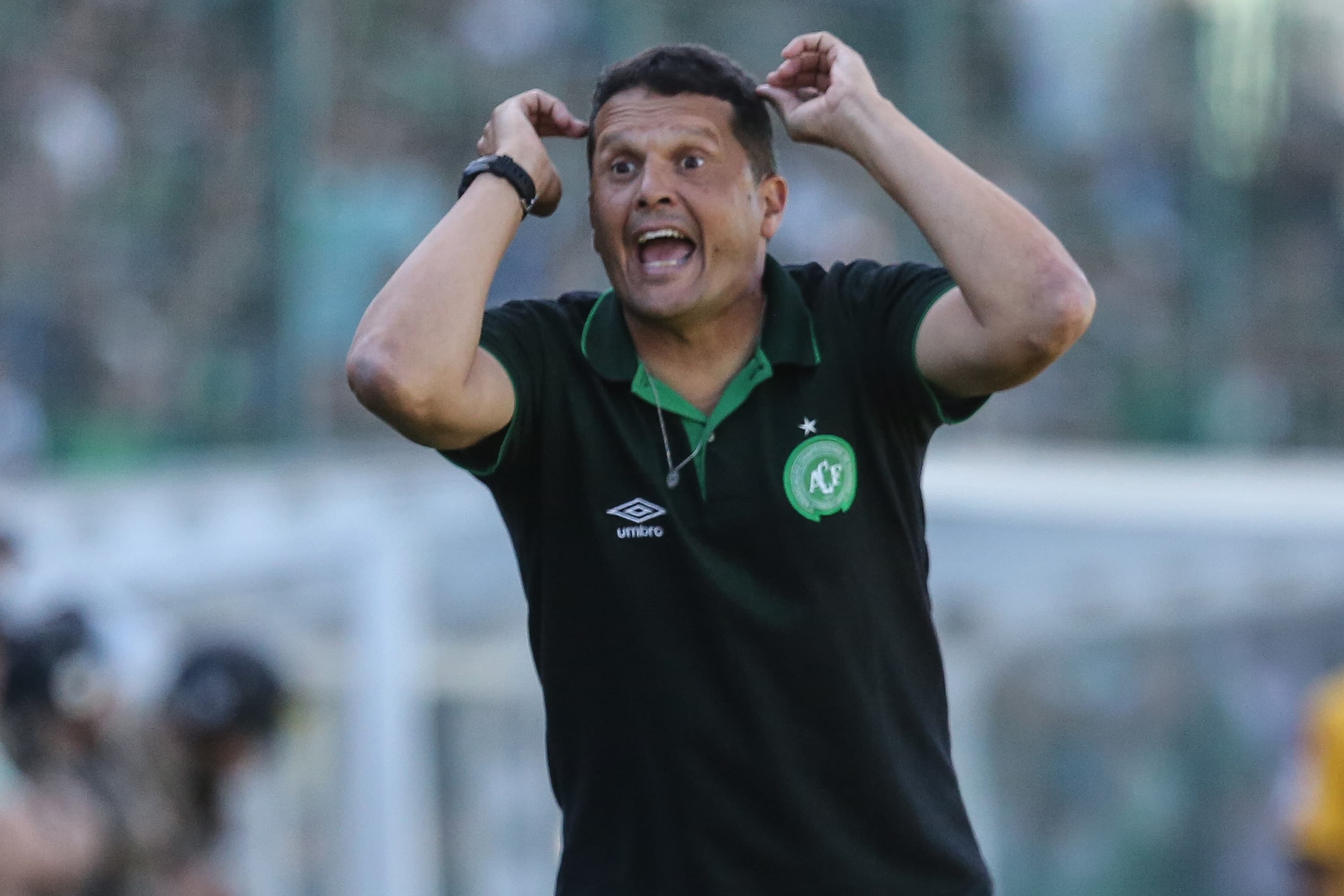 O treinador Claudinei Oliveira durante partida da Chapecoense