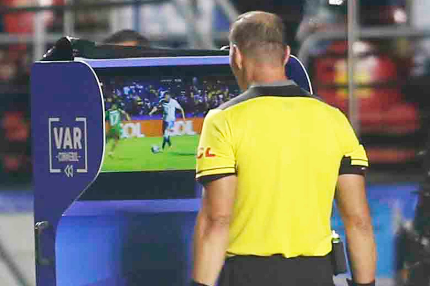 O árbitro Nestor Pitana consulta o VAR durante partida entre Brasil e Bolívia – 14/05/2019