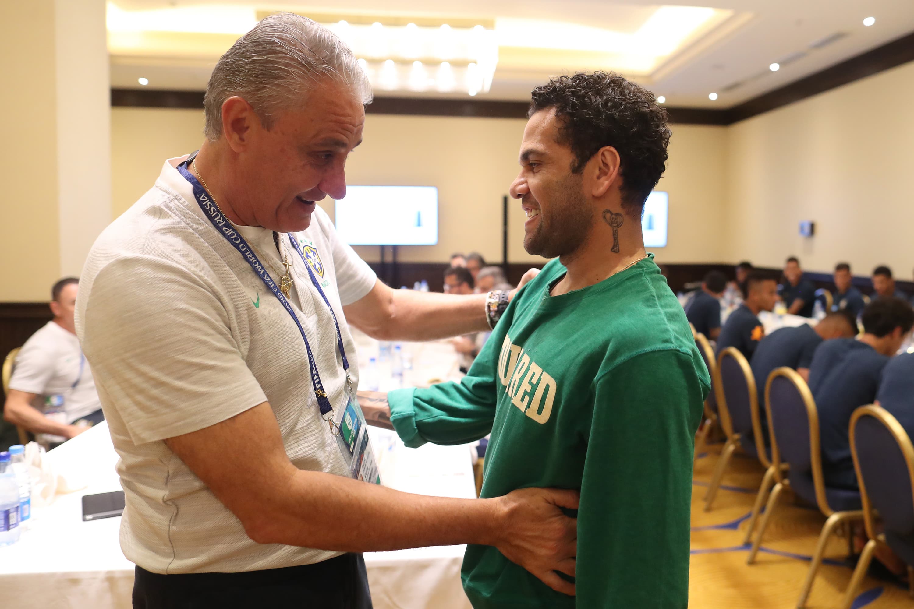 Daniel Alves visita Seleção Brasileira em Moscou