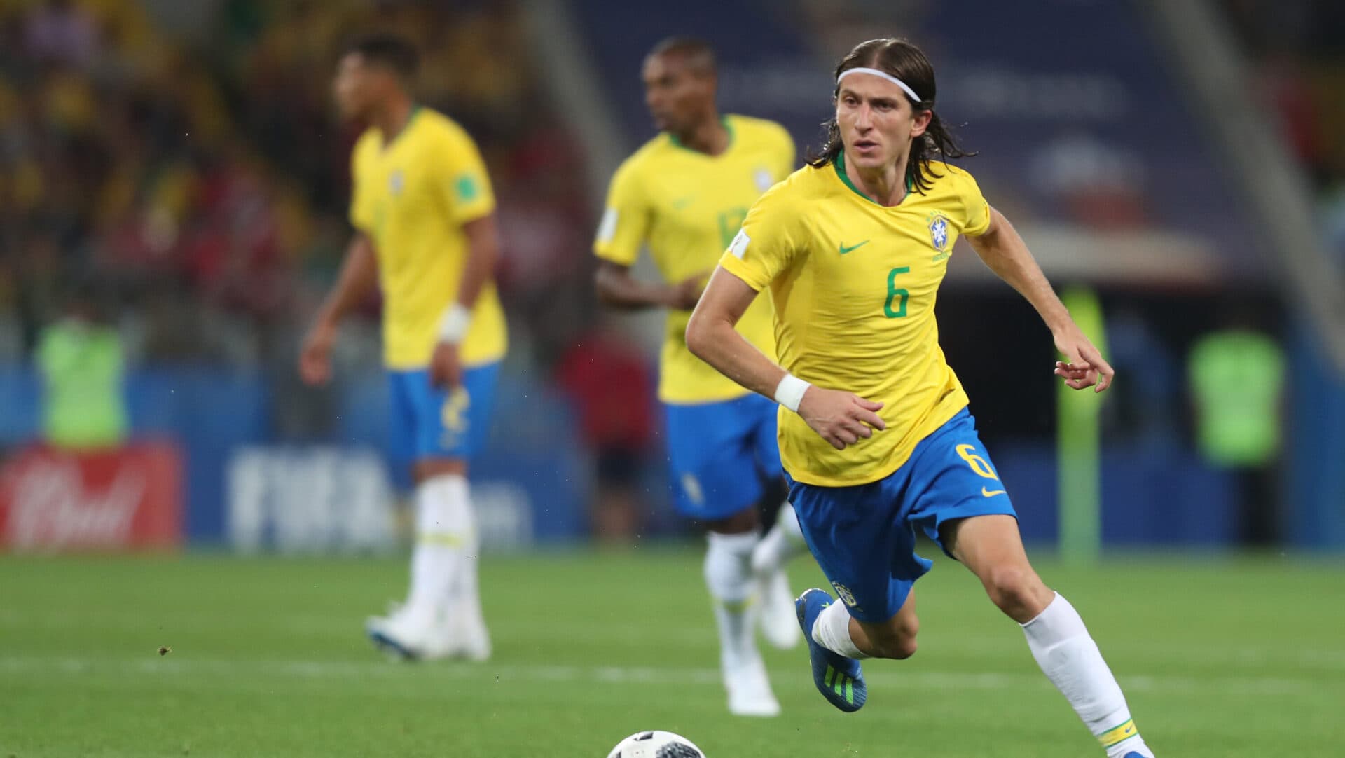 O lateral esquerdo Filipe Luís durante partida contra a Sérvia em Moscou