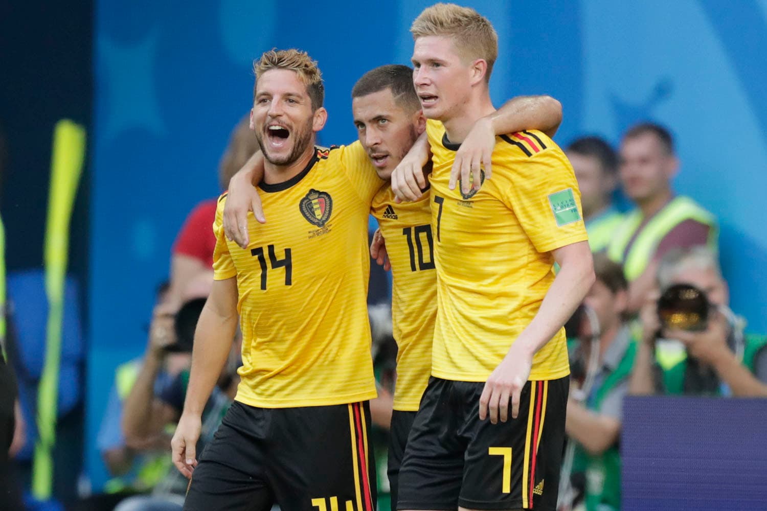 Eden Hazard, da Bélgica, comemora o segundo marcado contra a Inglaterra abraçado com os companheiros de time Dries Mertens (dir.) e Kevin De Bruyne (esq.) – 14/07/2018