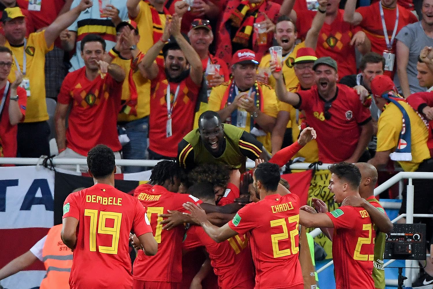 Companheiros de time abraçam o belga, Adnan Januzaj, após o gol marcado contra a Inglaterra – 28/06/2018